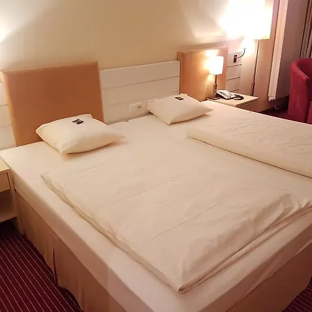 Gastehaus Am Rptc Отель 3*